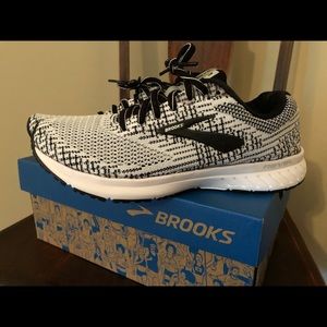 Brooks Black and White Revel 3 Size 6.5